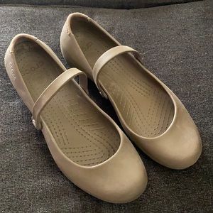 Croc mary-Jane shoes taupe/olive color.